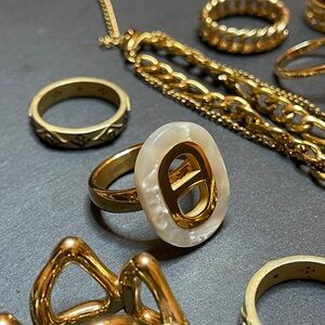 Luminescent gold design ring